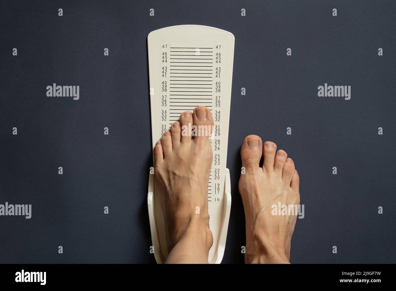 Human foot measure hi-res stock photography and images - Alamy