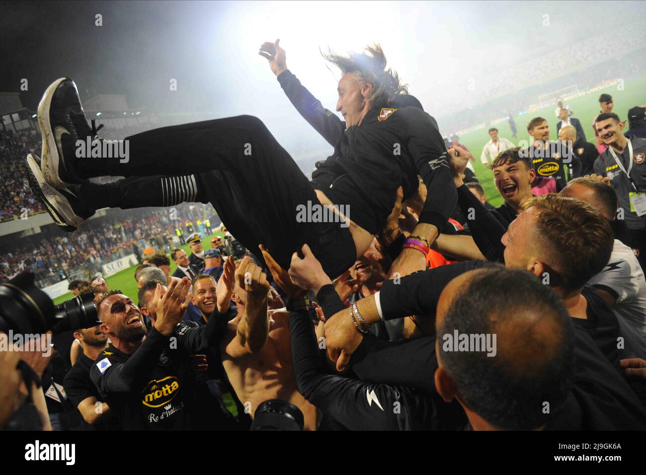 Salerno, Italy. 22nd May, 2022. (5/22/2022) the team celebrates Davide Nicola during the Serie A 2021/22 match between US Salernitana 1919 and Udinese Calcio Arechi Stadium (Photo by Agostino Gemito/Pacific Pres/Sipa USA) Credit: Sipa USA/Alamy Live News Stock Photo