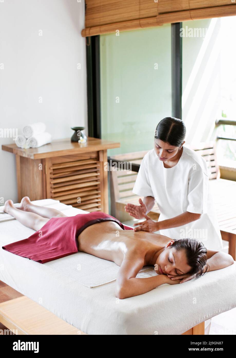 Woman Receiving Ayurvedic Massage at Six Senses Spa, Heritance Kandalama  Hotel, Dambulla, Sri Lanka Stock Photo - Alamy