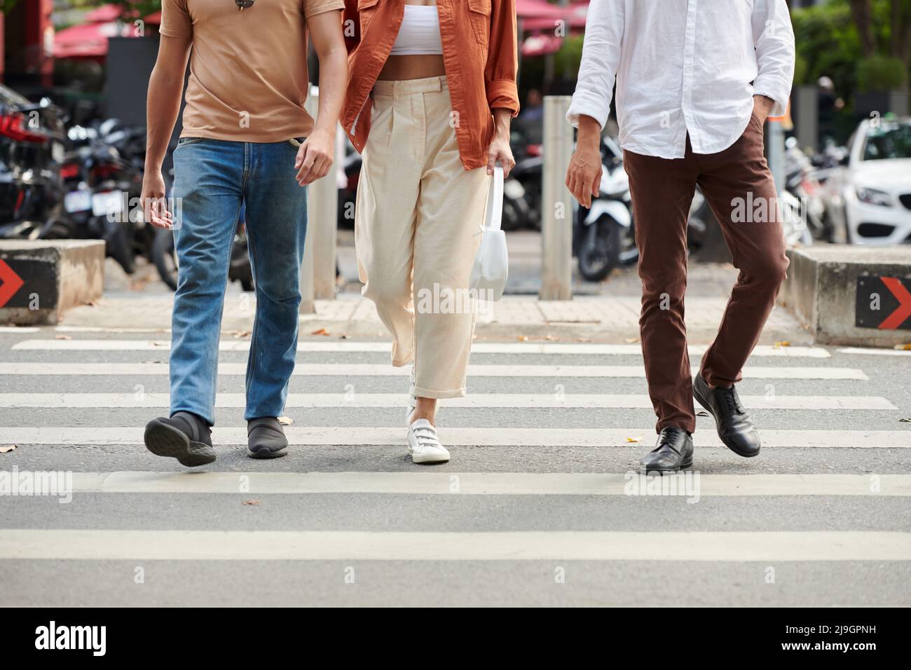 Young people crossing a road hi-res stock photography and images - Alamy