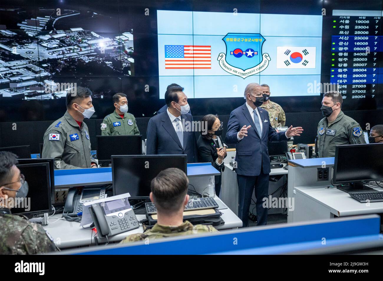 Pyeongtaek, South Korea. 22 May, 2022. U.S President Joe Biden, and South Korean President Yoon Suk-yeol, center left, visit the Air Operations Center Combat Operations at Osan Air Base before departing following his two-day visit to South Korea, May 22, 2022 in Pyeongtaek, South Korea.  Credit: Adam Schultz/White House Photo/Alamy Live News Stock Photo