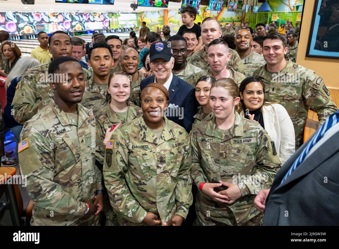 Pyeongtaek, South Korea. 22 May, 2022. U.S President Joe Biden, poses for a group photo with soldiers and airmen at Osan Air Base before departing following his two-day visit to South Korea, May 22, 2022 in Pyeongtaek, South Korea.  Credit: Adam Schultz/White House Photo/Alamy Live News Stock Photo