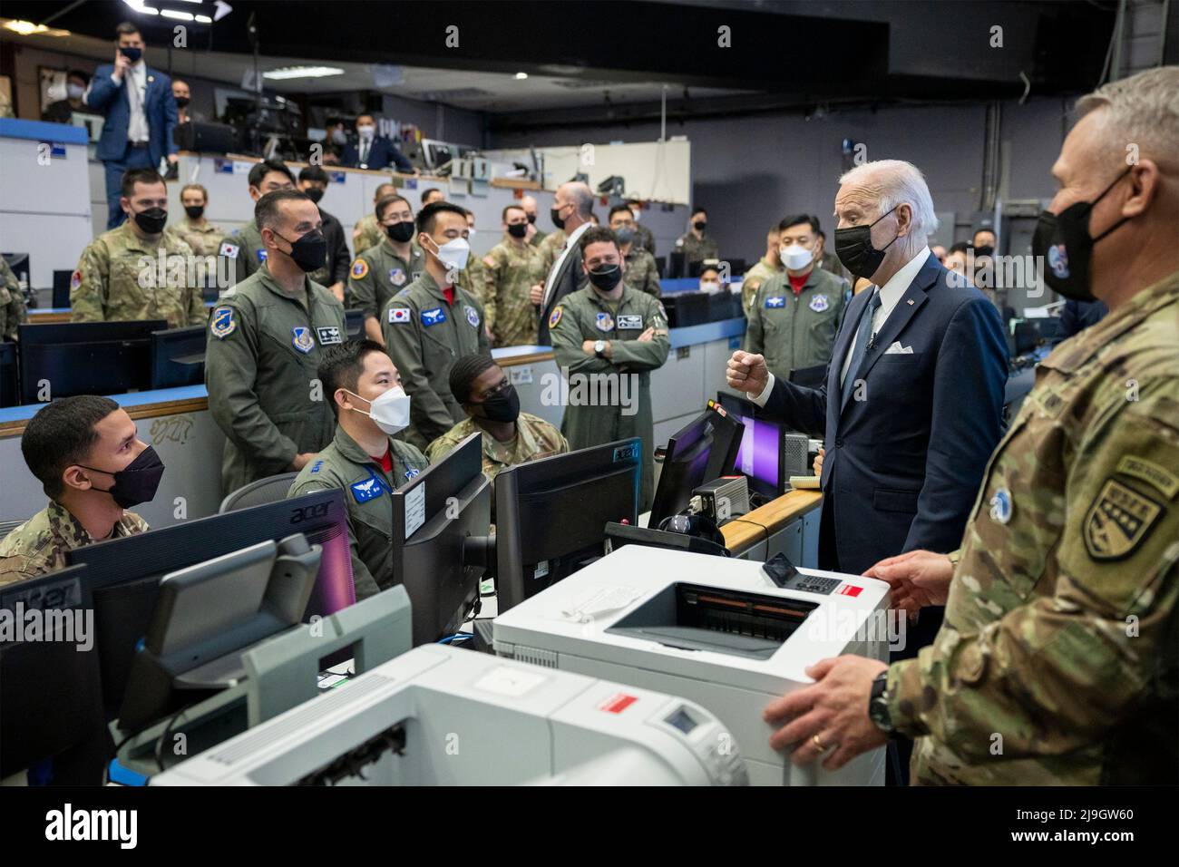 Pyeongtaek, South Korea. 22 May, 2022. U.S President Joe Biden, speaks with soldiers and airmen in the Air Operations Center Combat Operations at Osan Air Base before departing following his two-day visit to South Korea, May 22, 2022 in Pyeongtaek, South Korea.  Credit: Adam Schultz/White House Photo/Alamy Live News Stock Photo