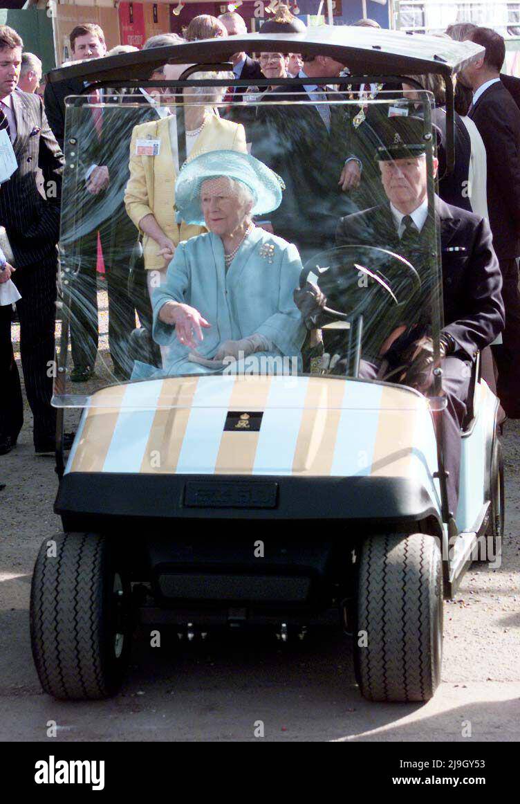 File photo dated 21/05/01 of The Queen Mother in grounds of the Royal Chelsea Hospital at the Chelsea Flower Show, touring in her trademark Queen Mum Mobile, a golf cart painted in her blue and gold candy-stripe racing colours. Issue date: Monday May 23, 2022. Stock Photo