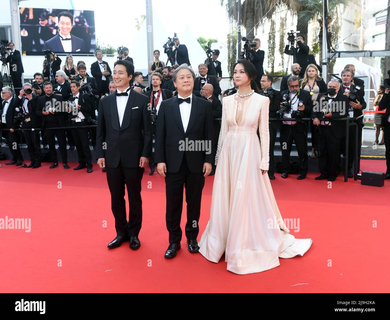 Cannes, France. 23rd May, 2022. South Korean actor Go Kyung-Pyo, director Park Chan-Wook and actress Tang Wei attend the premiere of Decision To Leave at Palais des Festivals at the 75th Cannes Film Festival, France on Monday, May 23, 2022. Photo by Rune Hellestad/ Credit: UPI/Alamy Live News Stock Photo