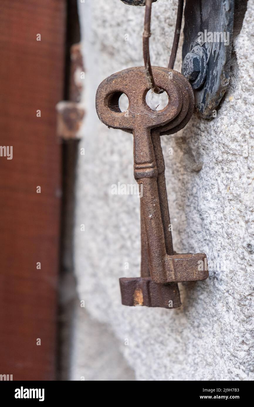 Antique iron keys hung on a granite wall Stock Photo Alamy