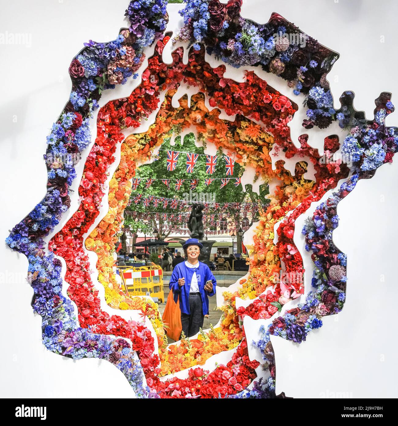 Chelsea, London, UK. 23rd May, 2022. A visitor admires the display. Gracing Sloane Square is a