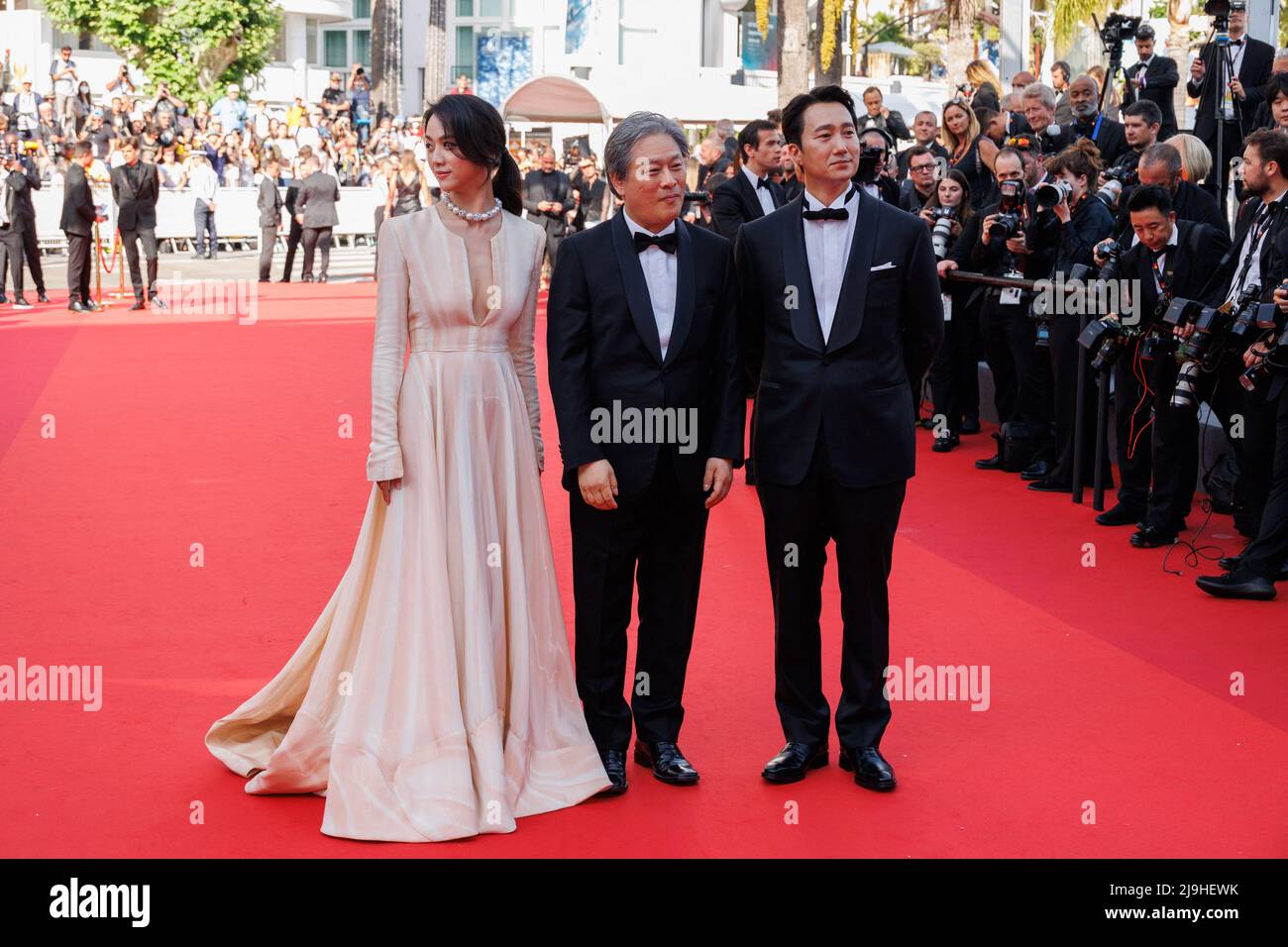 Cannes, France. May 23, 2022, Tang Wei, Director Park Chan-wook and Park Hae-il depart the screening of 'Decision To Leave (Heojil Kyolshim)' during the 75th annual Cannes film festival at Palais des Festivals on May 23, 2022 in Cannes, France. Photo by David Boyer/ABACAPRESS.COM Stock Photo
