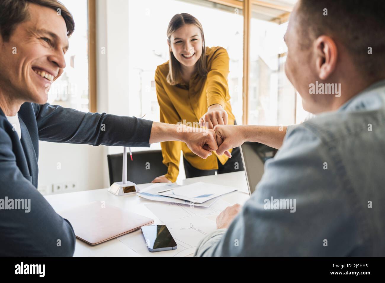 Office team happy business hi-res stock photography and images - Alamy