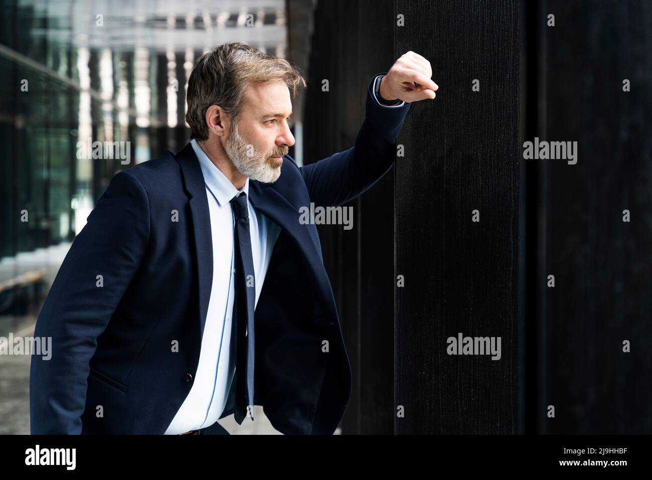 Black column hi-res stock photography and images - Alamy