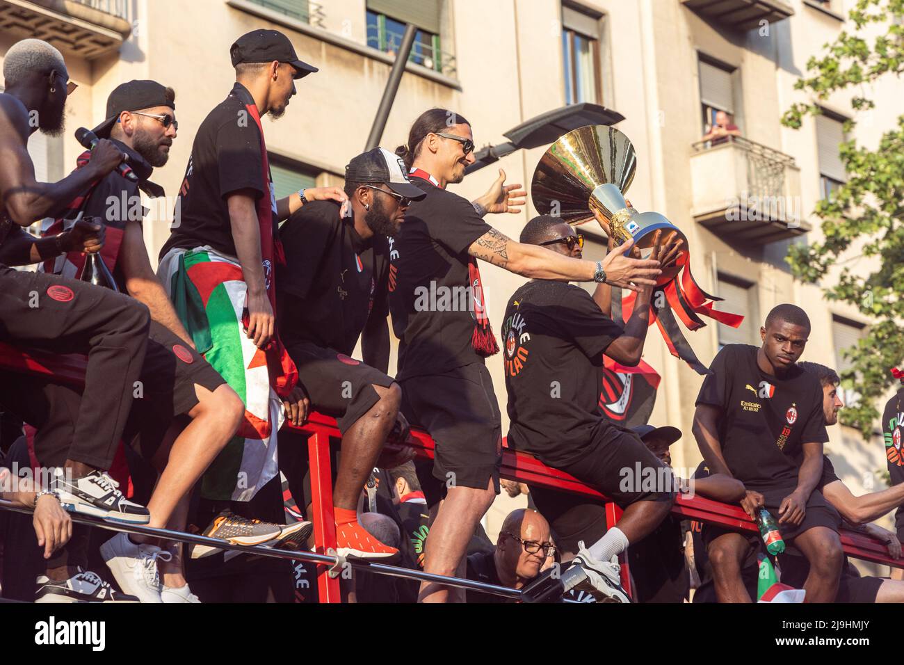 AC MILAN BUS CELEBRATION visual data 4