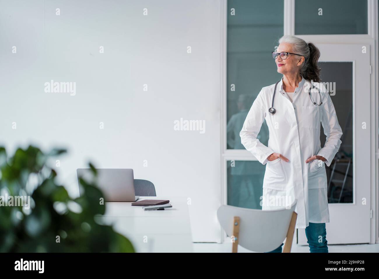 Doctor wearing lab coat hi-res stock photography and images - Alamy