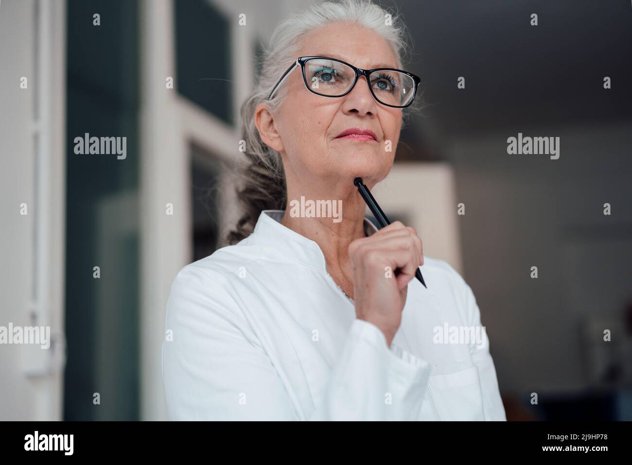 Thoughtful senior doctor pen hi-res stock photography and images - Alamy