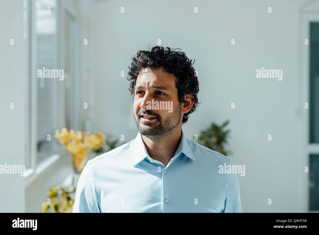 Person standing in front of wall hi-res stock photography and images ...