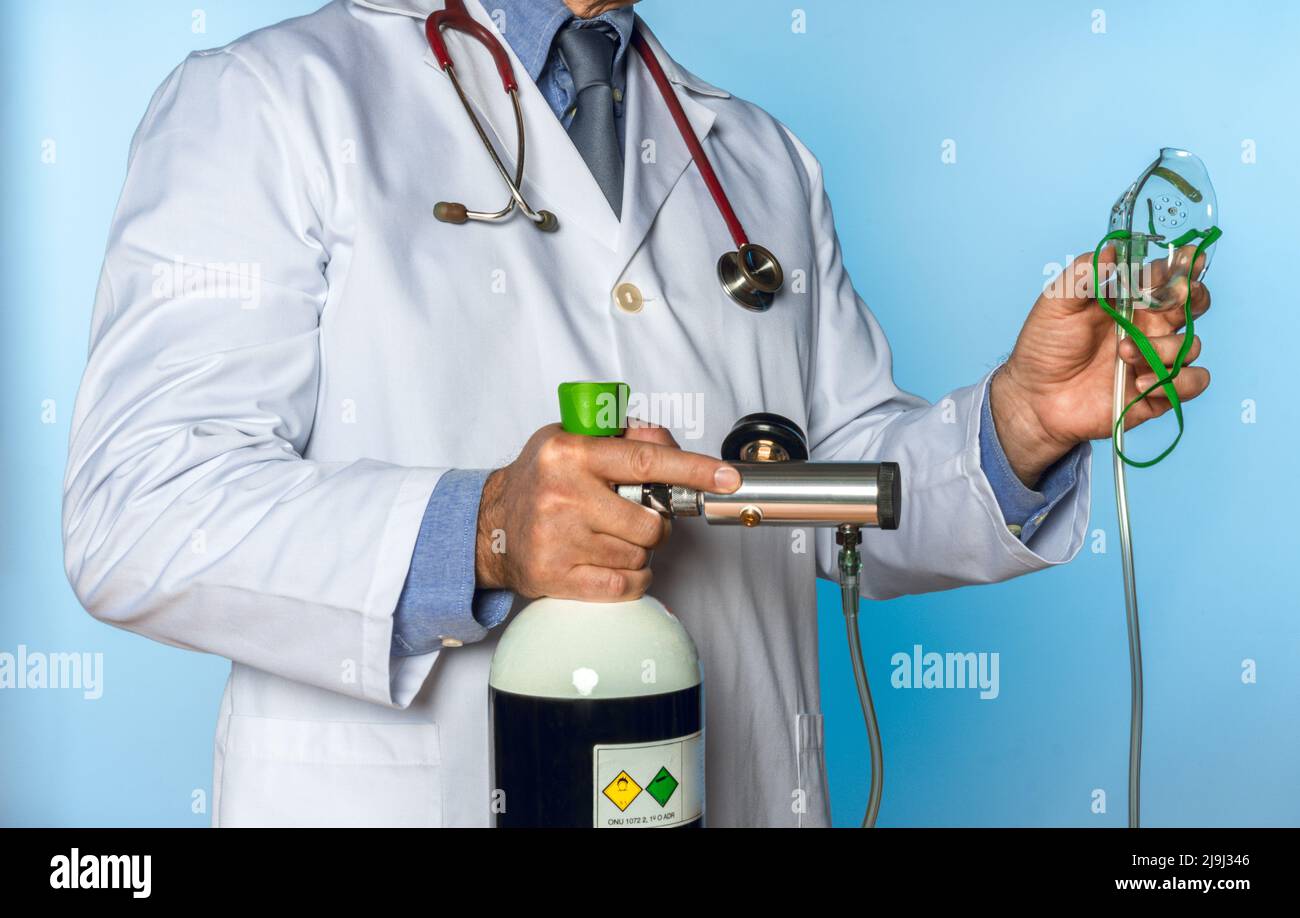 doctor holding an oxygen cylinder and a mask attached Stock Photo Alamy