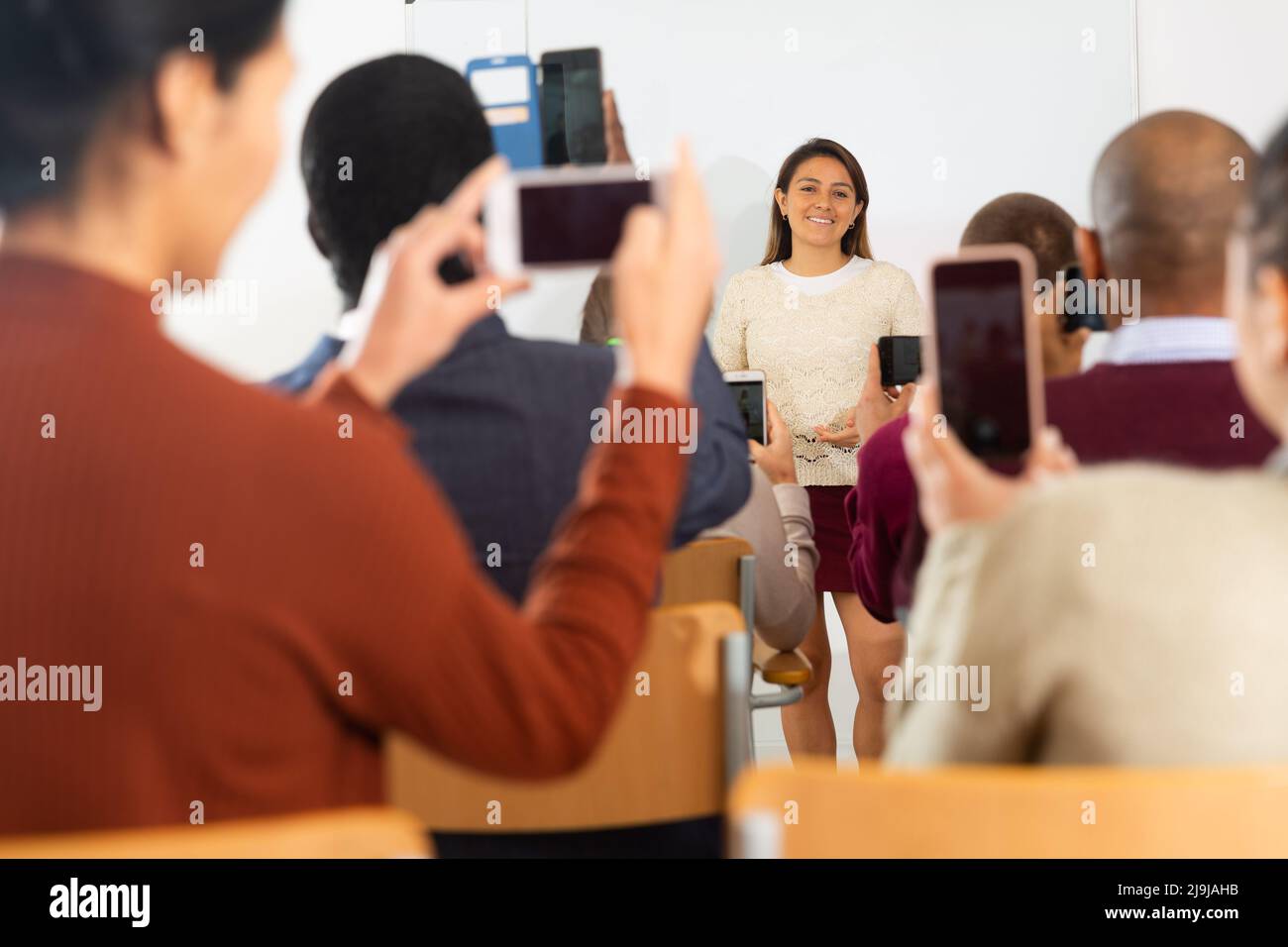Students group talking discussion hi-res stock photography and images ...