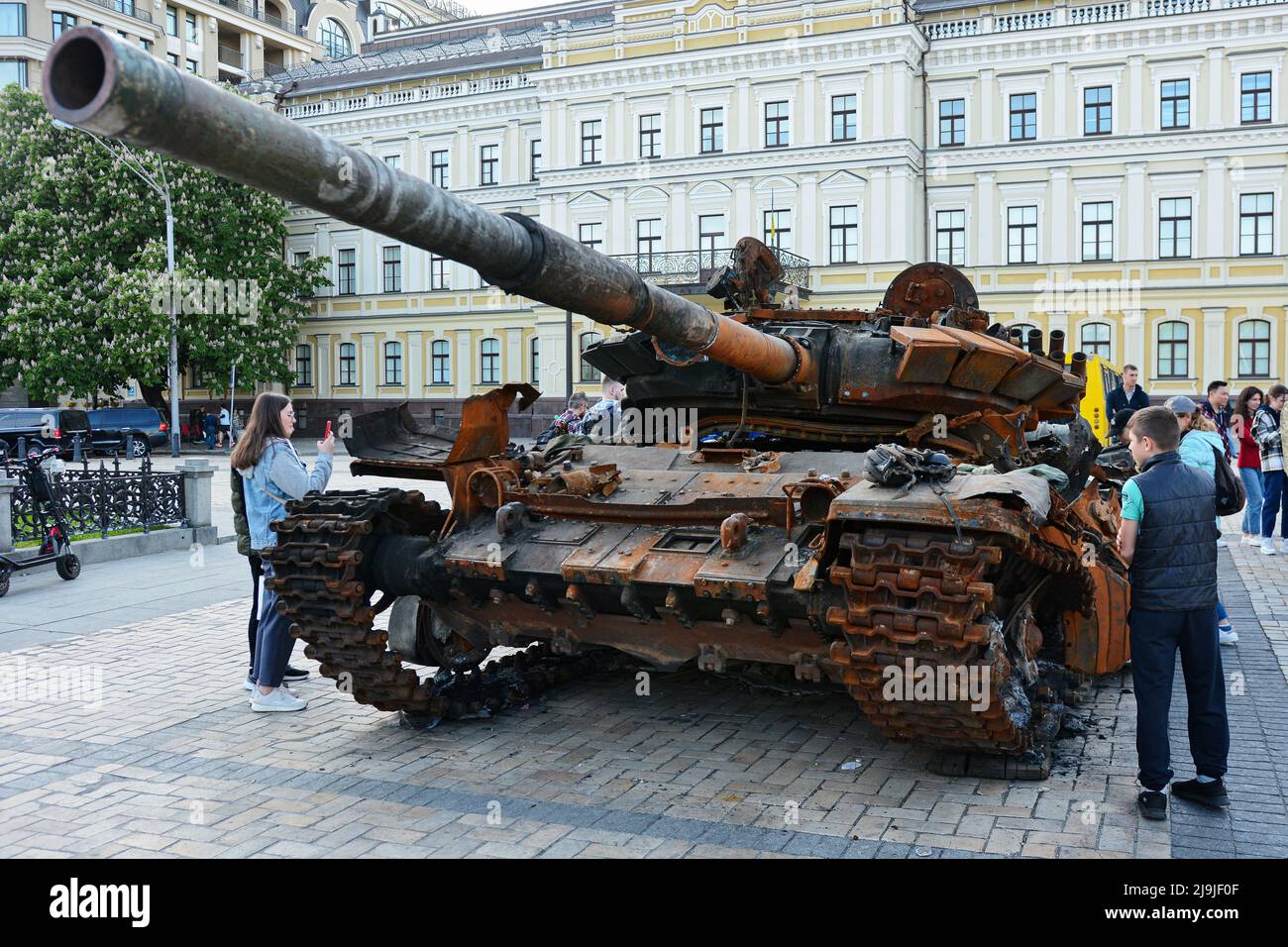 Kyiv, Ukraine. 23rd May, 2022. People seen looking at a Russian tank lined up at Mykhailivska Square. Russia invaded Ukraine on 24 February 2022, triggering the largest military attack in Europe since World War II. Credit: SOPA Images Limited/Alamy Live News Stock Photo
