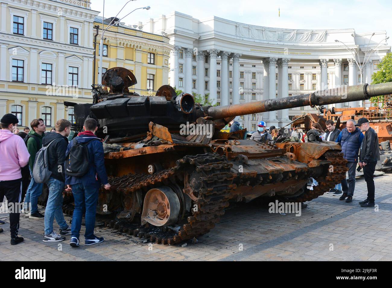 Kyiv, Ukraine. 23rd May, 2022. People seen looking at a Russian tank lined up at Mykhailivska Square. Russia invaded Ukraine on 24 February 2022, triggering the largest military attack in Europe since World War II. (Photo by Aleksandr Gusev/SOPA Images/Sipa USA) Credit: Sipa USA/Alamy Live News Stock Photo