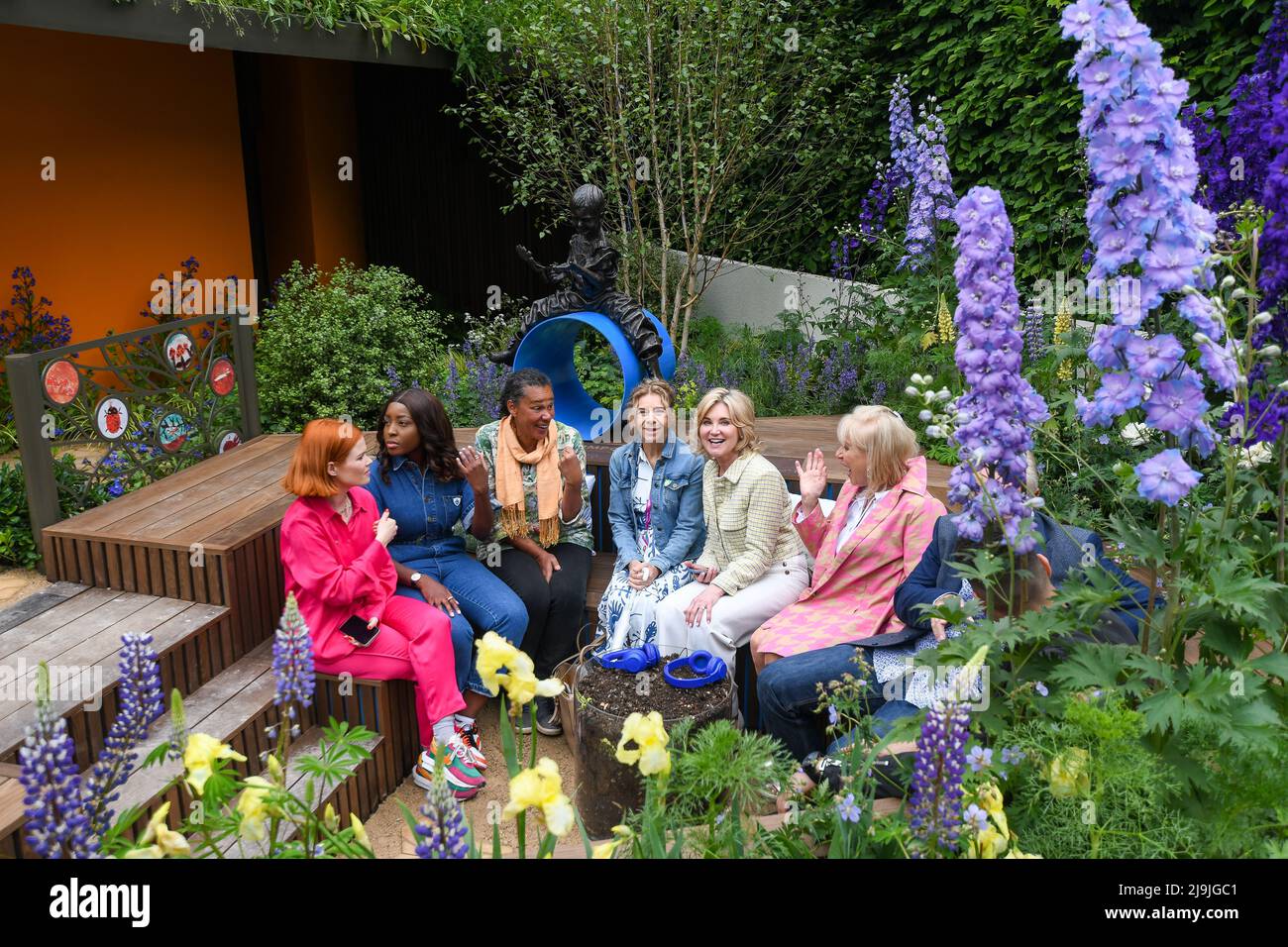 Chelsea Flower Show is back after three years due to the pandemic. It looks fantastic with all the gardens and flower displays. A floral feast for the eyes. These photos were taken during the press day. Photo : Blue Peter Presenters - Valerie Singleton, Anthea Turner, Tim Vincent, Janet Ellis, Lindsey Russell, Katie Mill, Sarah Greene Stock Photo