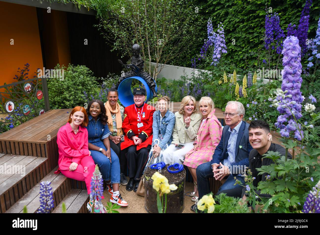 Chelsea Flower Show is back after three years due to the pandemic. It looks fantastic with all the gardens and flower displays. A floral feast for the eyes. These photos were taken during the press day. Photo : Blue Peter Presenters - Valerie Singleton, Anthea Turner, Tim Vincent, Janet Ellis, Lindsey Russell, Katie Mill, Sarah Greene Stock Photo