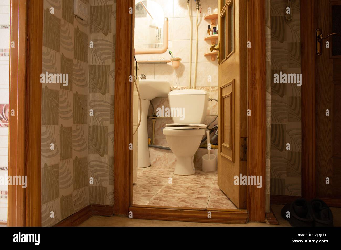 Homme heureux de déboucher des toilettes avec piston Photo Stock - Alamy