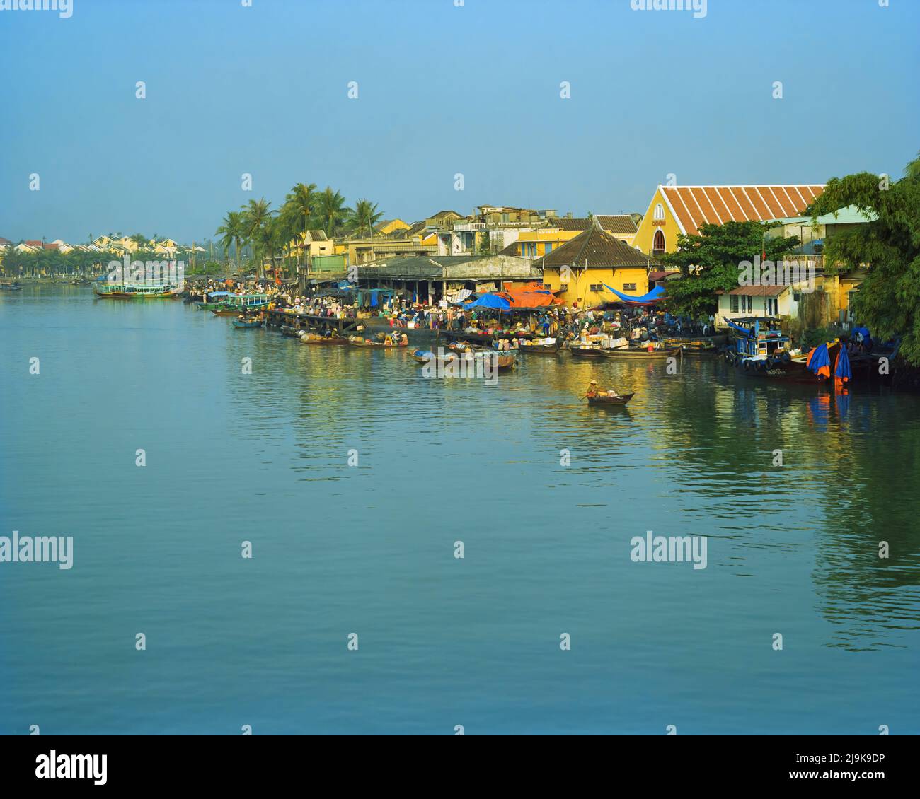 Stationary lift fishing net on the Thu Bon River. Hoi An, Quang Nam  Province, Vietnam Stock Photo - Alamy