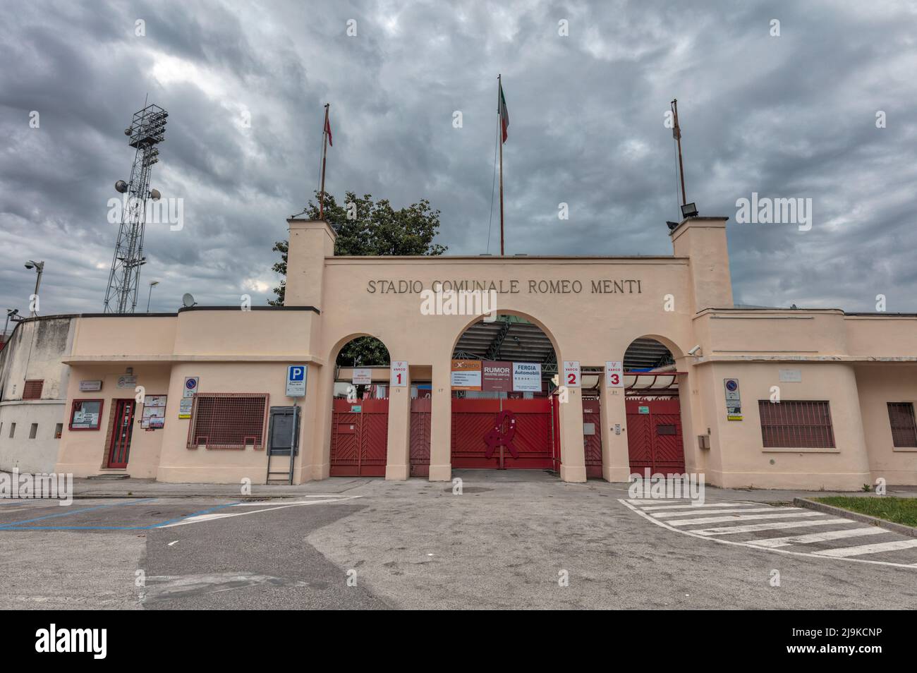 Stadio Romeo Menti, Vicenza, Italy, April 06, 2022, Franco Florio (Head  coach of FC Crotone) during LR Vicenza vs FC Crotone - Italian soccer Serie  B match Stock Photo - Alamy