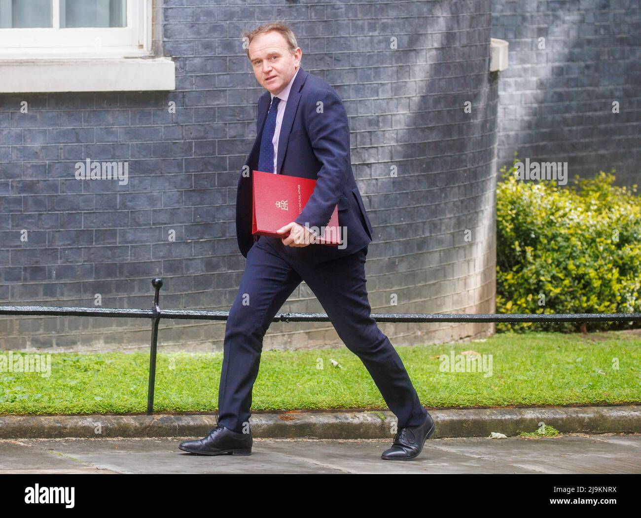 London, UK. 24th May, 2022. George Eustice, Secretary of State for Environment, Food and Rural Affairs, arrives for the Cabinet meeting. The Government is under pressure with new photos emerging of the Prime Minister drinking. Credit: Mark Thomas/Alamy Live News Stock Photo