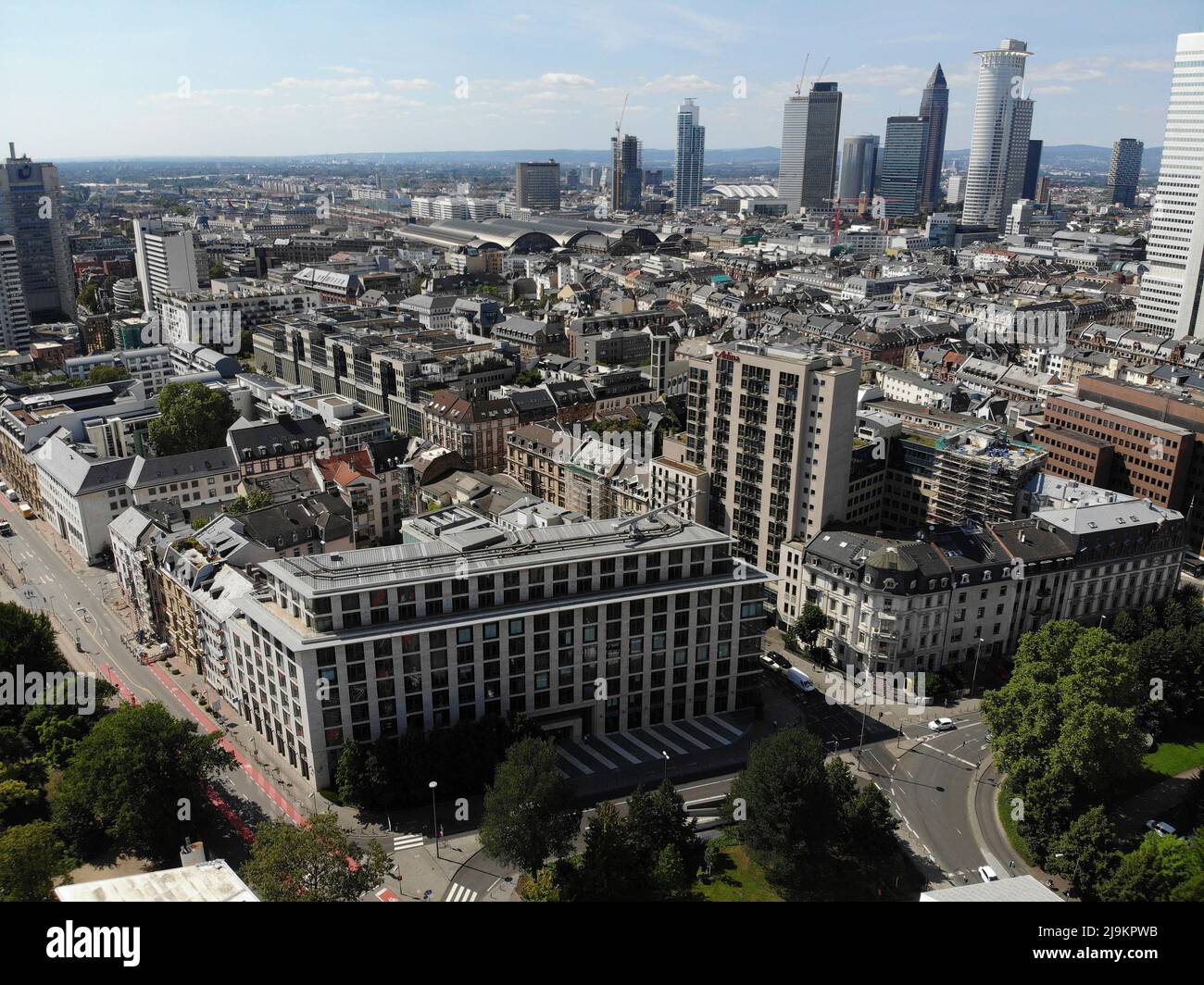 Luftbild: Skyline City von Frankfurt u.a. mit Messeturm und DG Bank, Frankfurt am Main (nur fuer redaktionelle Verwendung. Keine Werbung. Referenzdate Stock Photo