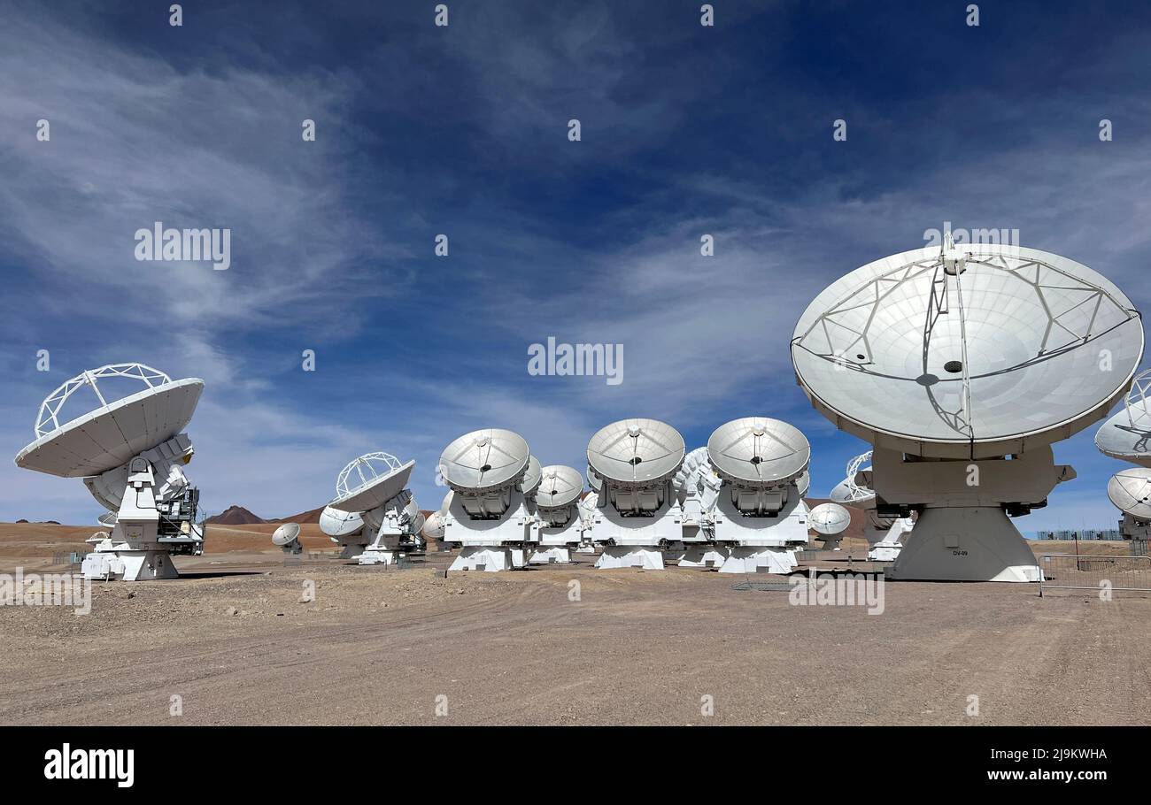 Antennas of the Atacama Large Millimeter/submillimeter Array (ALMA), on the  Chajnantor Plateau in the Chilean Andes Stock Photo - Alamy