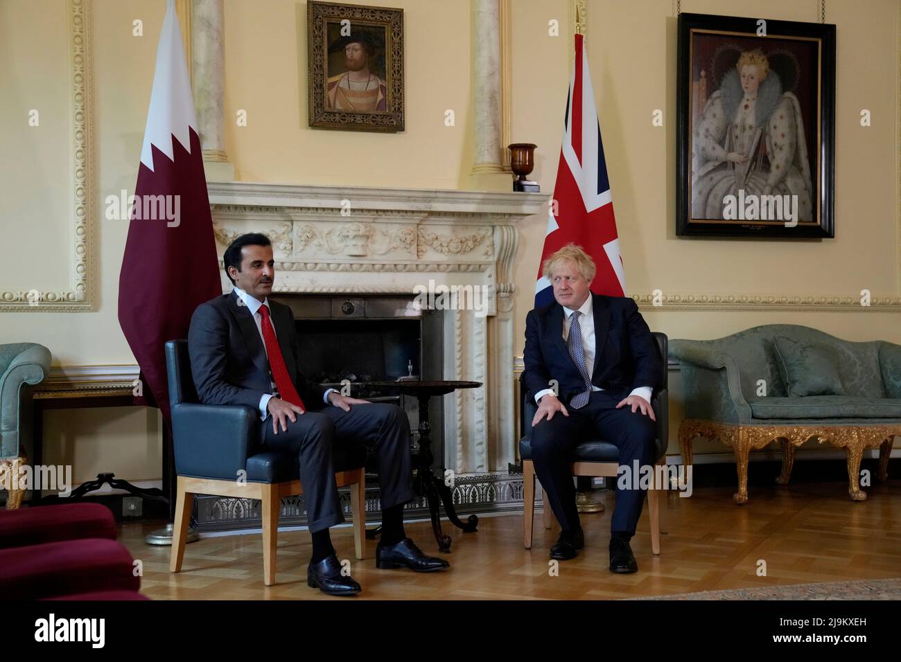 Prime Minister Boris Johnson with the Emir of Qatar, Sheikh Tamim bin Hamad Al Thani at 10 Downing Street, London, ahead of their meeting. Picture date: Tuesday May 24, 2022. Stock Photo