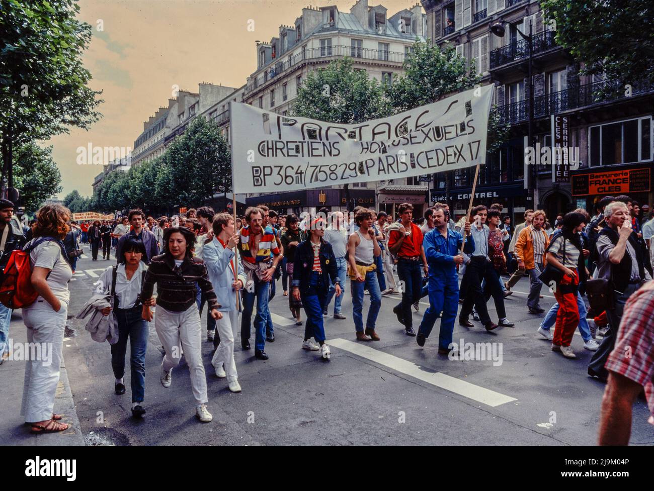 Paris, France, Large Crowd People, Marching with Protest Banners 'Christians and Homosexuals', LGBT Fierté, Gay Pride March, 1982, 1980s gay protest vintage, Christian ACTIVISM, paris archive photos Stock Photo