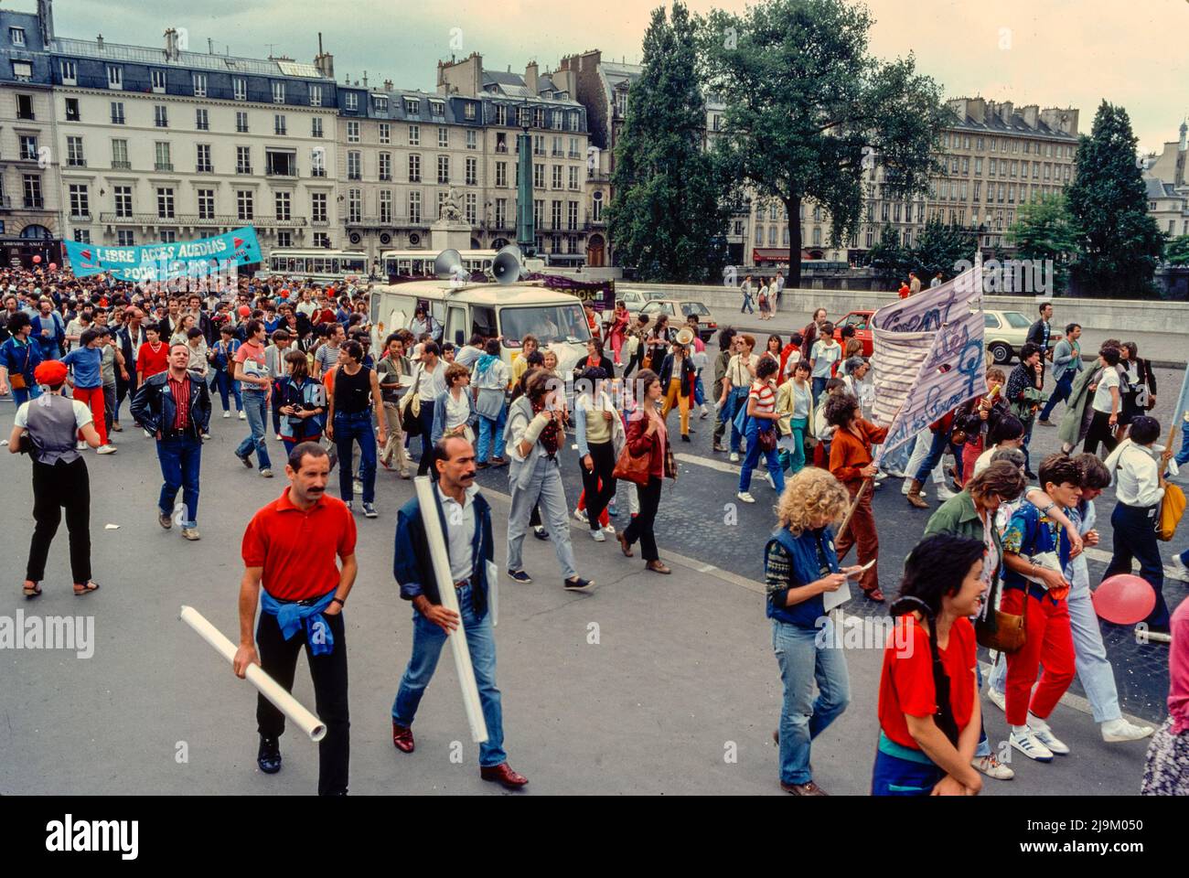 Paris, France, Large Crowd People Marching on Street LGBT Fierté, Gay Pride March, 1982, 1980s Archives France, gay protest vintage Stock Photo