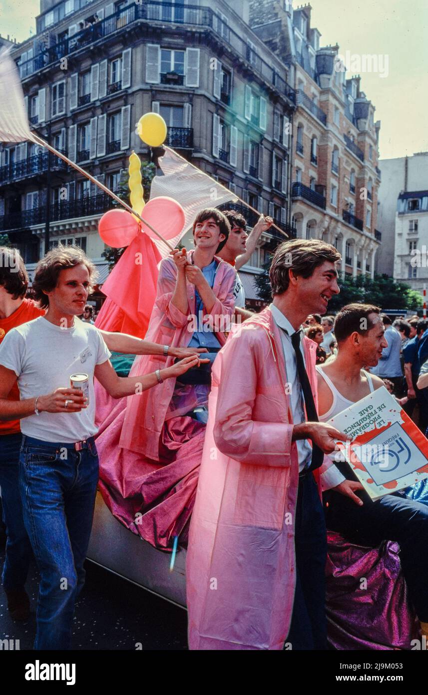 Paris, France, Group Homosexuals Marching in LGBT Fierté, Gay Pride March, in Support of FG Gay, a local Free radio 1982, 1980s Archive, France, gay protest vintage Stock Photo