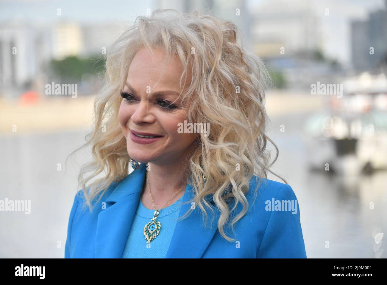 Jonli ayol mushuk Silikon kokrakli qizning shaxsiy fotosuratlari