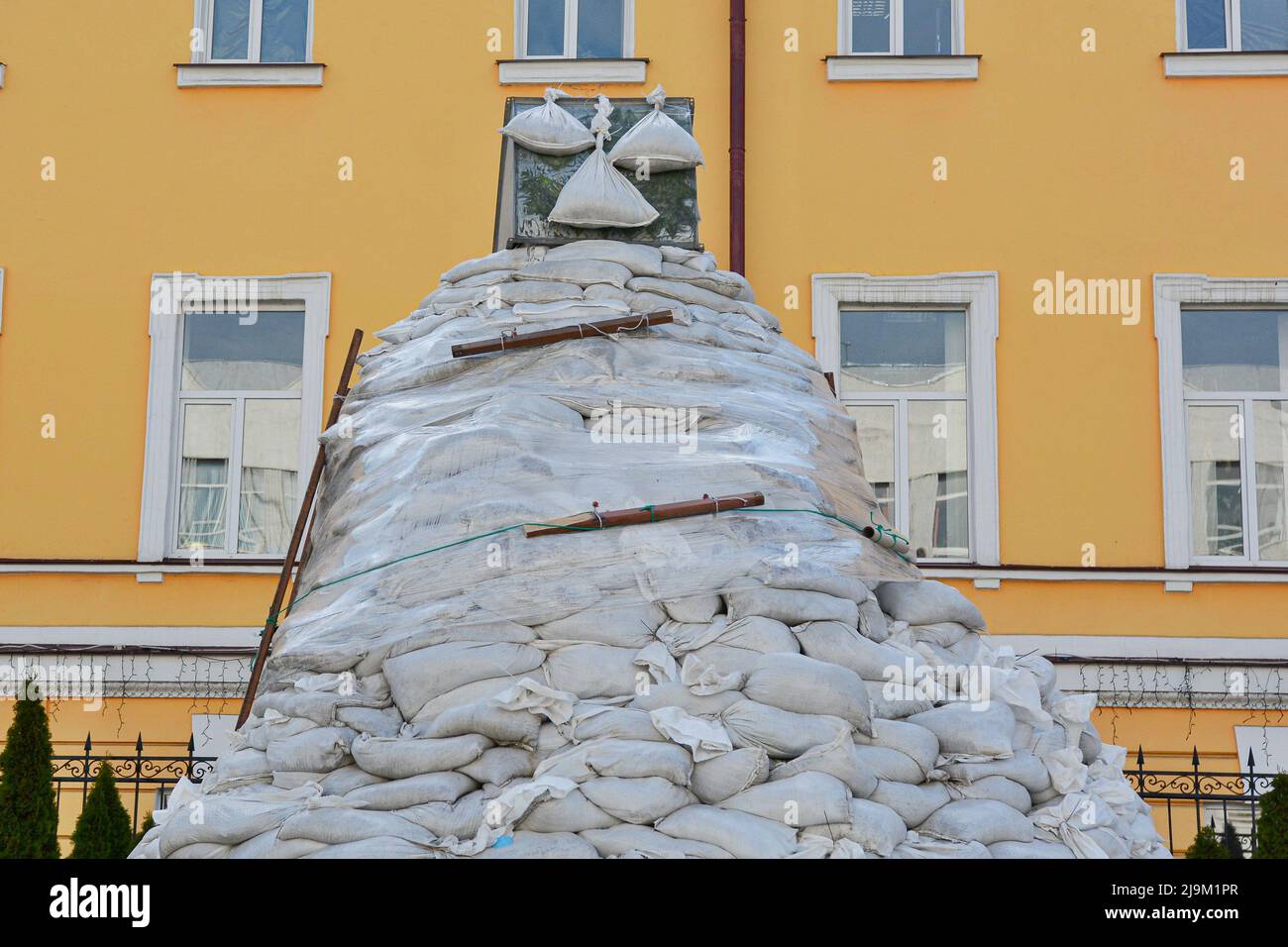 Kyiv, Ukraine. 27th Apr, 2022. Sandbags around the monument of the
