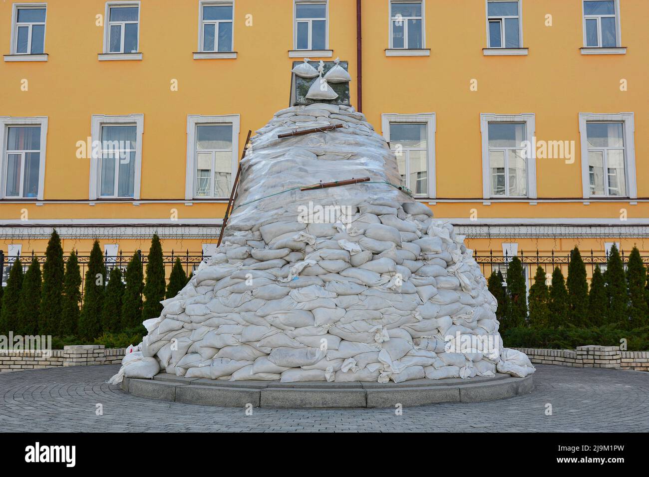 Kyiv, Ukraine. 27th Apr, 2022. Sandbags around the monument of the politician, President of the Ukrainian People's Republic Mykhailo Hrushevsky, to protect him from bombing. Volunteers have finished covering famous monuments with sandbags and Ukrainian flags for protecting them, Russia invaded Ukraine on February 24, 2022, provoking the largest military attack in Europe since World War II. Credit: SOPA Images Limited/Alamy Live News Stock Photo