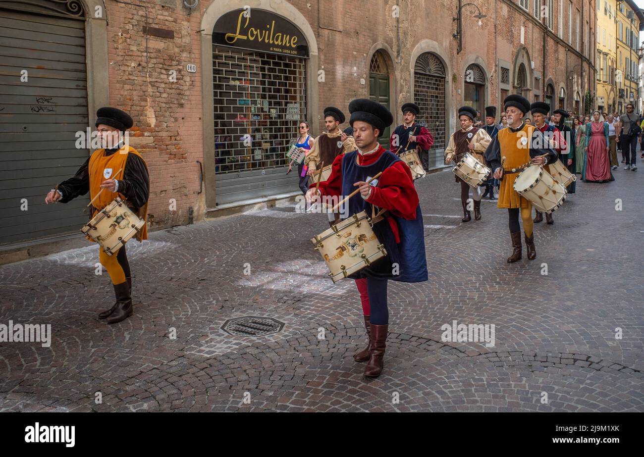 Luuca, Tuscany, Italy, 08 May 2022 - Medieval parade through narrow cobbled streets of Lucca with participants dressed in period costumes. Stock Photo
