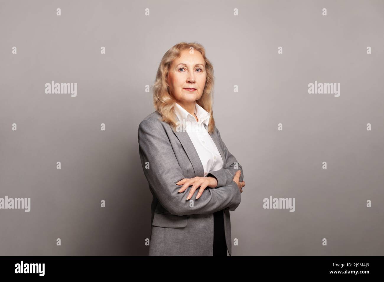 Older business woman hi-res stock photography and images - Alamy
