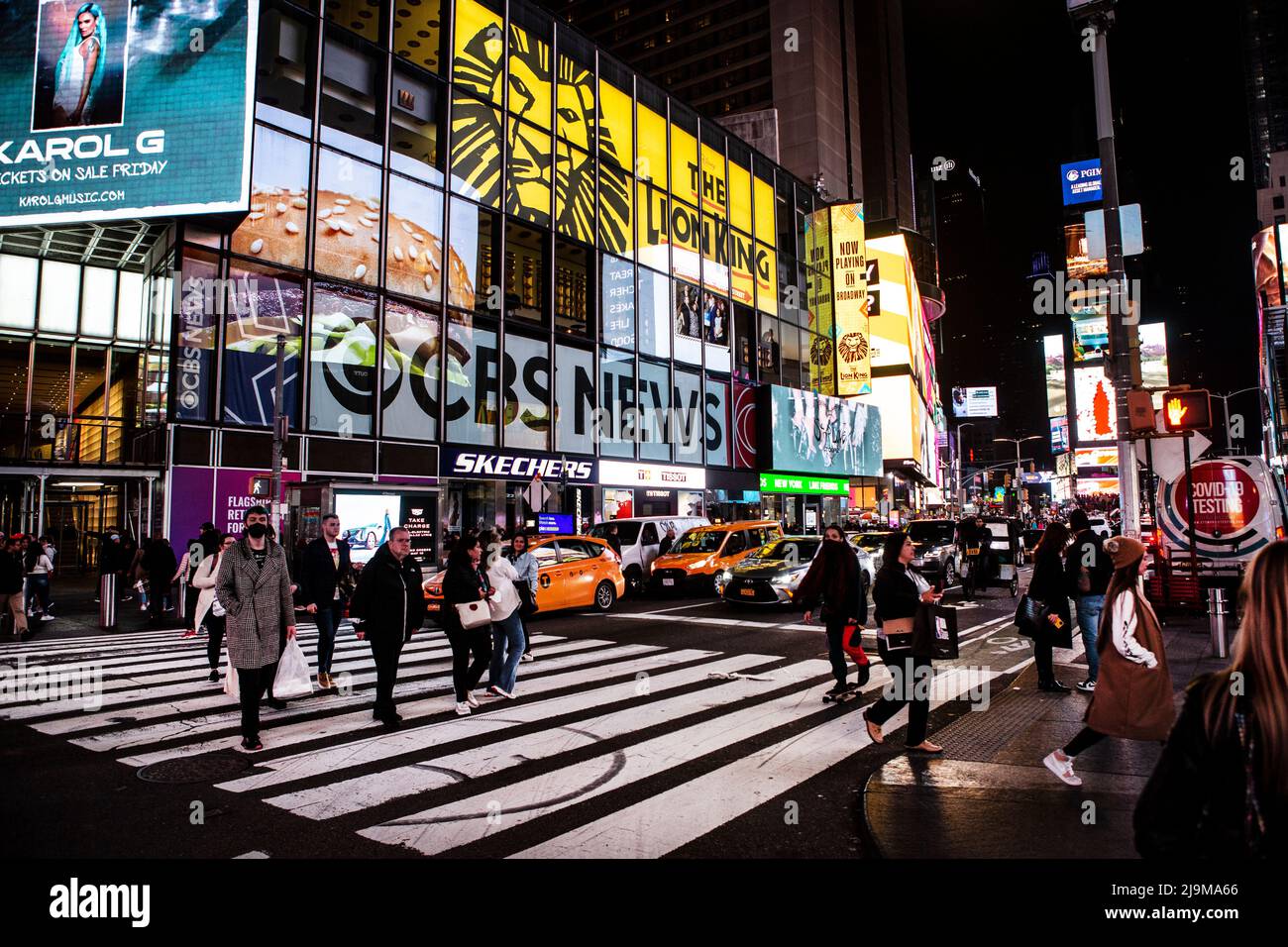 Times Square In New York Bei Nacht Mit Leuchtreklame Stock Photo Alamy