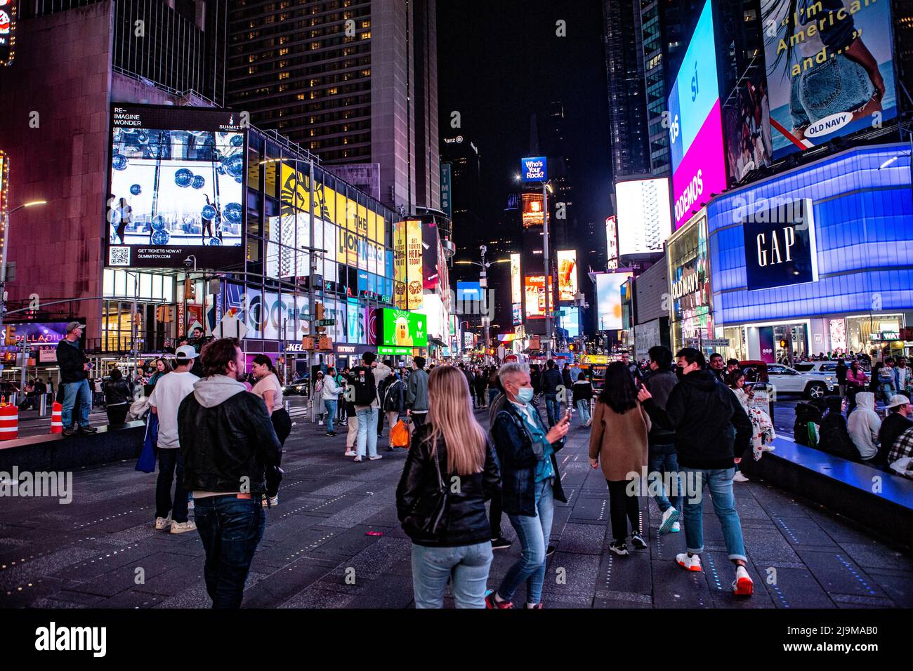 Times Square in New York bei Nacht mit Leuchtreklame Stock Photo