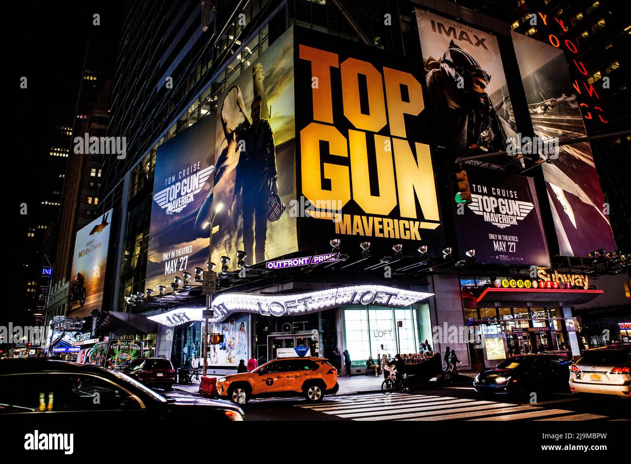 Times Square in New York bei Nacht mit Leuchtreklame Top Gun Stock Photo