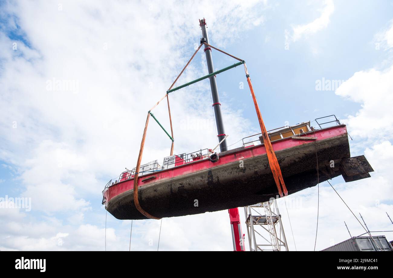 Hamburg, Germany. 24th May, 2022. The fireboat "Hoechst