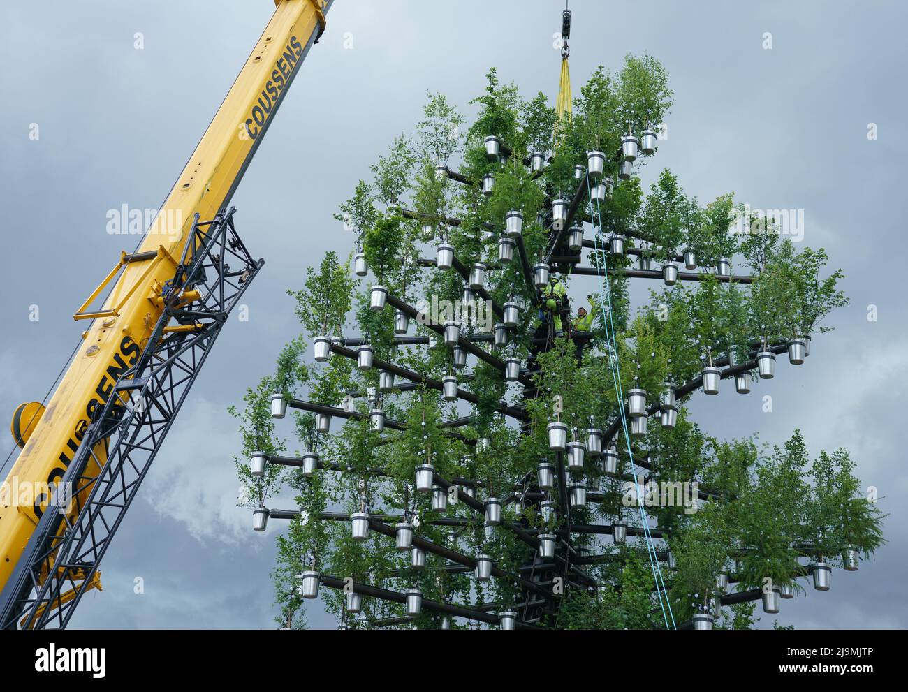 Construction workers install the top section of the Queen's Green Canopy (QGC) Tree of Trees, designed by Thomas Heatherwick, outside Buckingham Palace, London. Picture date: Tuesday May 24, 2022. Stock Photo