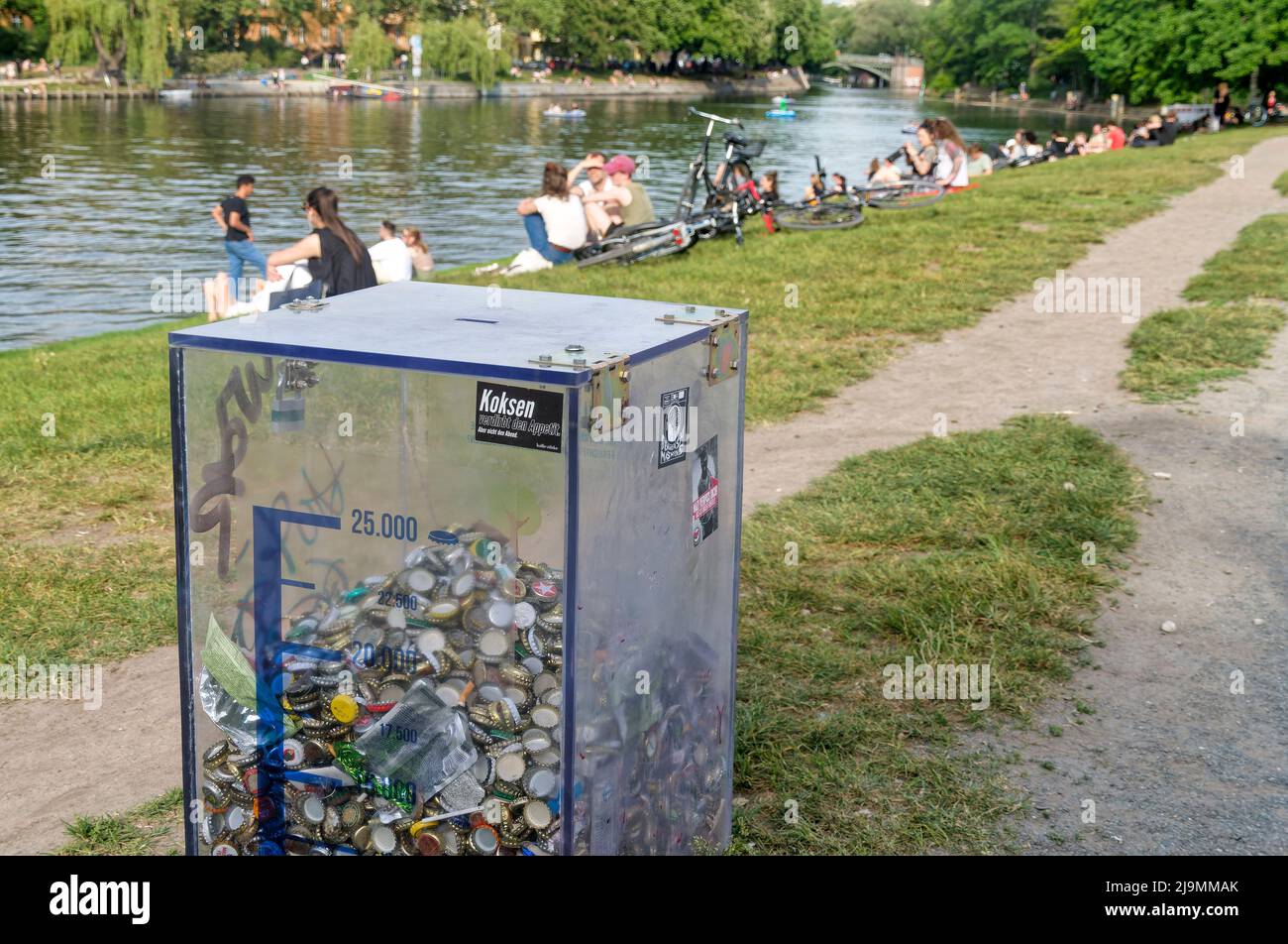 Kronkorken Sammelbehälter am Urbanhafen in Berlin Kreuzberg. Clean Green Projekt gegen Stadtvermüllung. Stock Photo