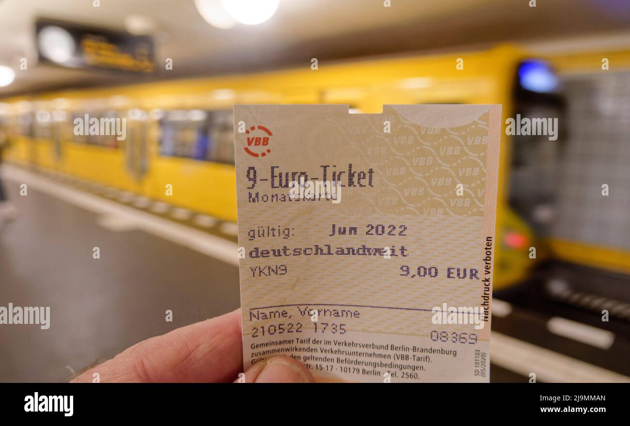 9 Euro Ticket, verbilligtes Monatsticket für den ÖPNV und bundesweit alle Regionalzüge zum Kompensieren der hohen Spritpreise  ab 1.Juni. 9-Euro-Ticke Stock Photo