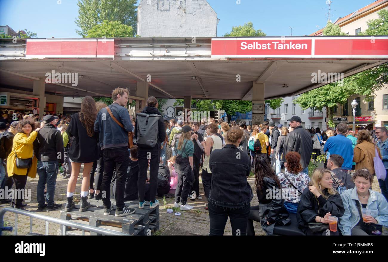 Open-Air-Festival ' Kultur Tanken ' am 21.5.2022 auf der brachliegenden Tankstelle Sonnenallee Ecke Hobrechtstrasse in Berlin Neukölln. Veranstalter s Stock Photo