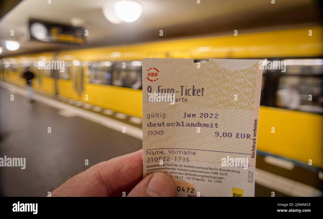 9 Euro Ticket, verbilligtes Monatsticket für den ÖPNV und bundesweit alle Regionalzüge zum Kompensieren der hohen Spritpreise  ab 1.Juni. 9-Euro-Ticke Stock Photo