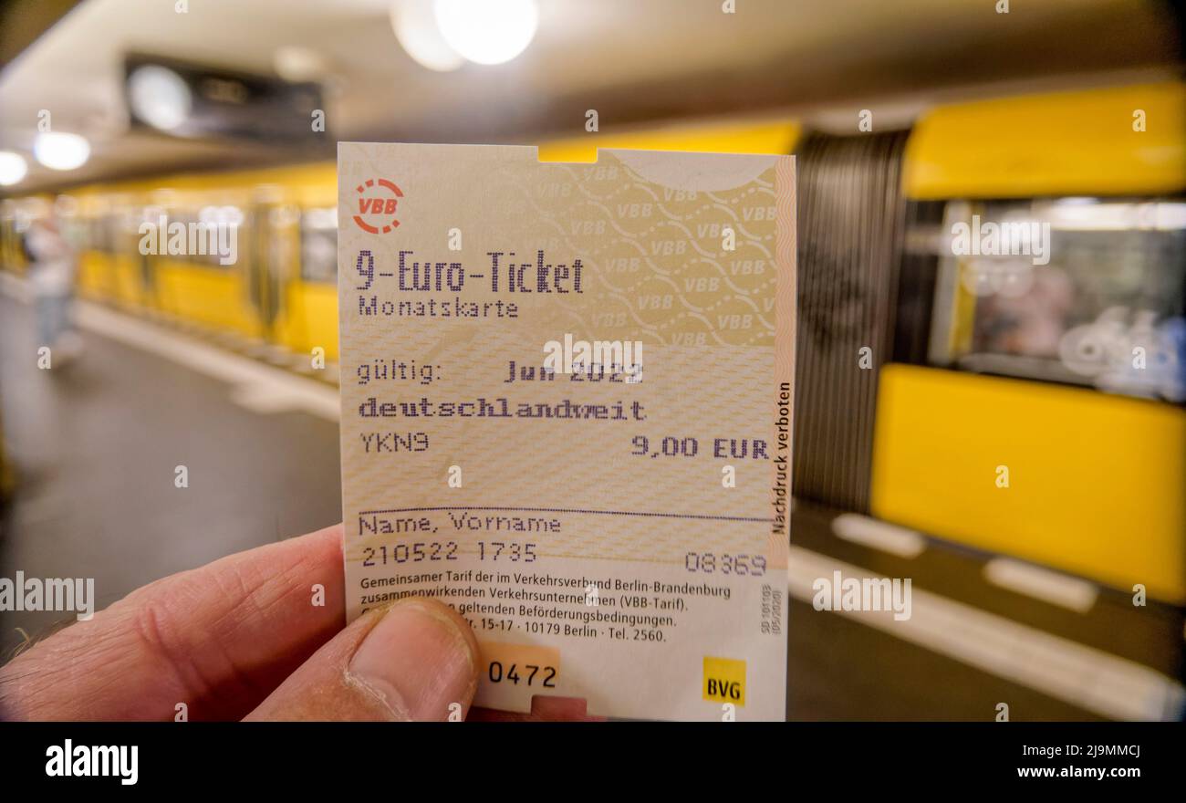 9 Euro Ticket, verbilligtes Monatsticket für den ÖPNV und bundesweit alle Regionalzüge zum Kompensieren der hohen Spritpreise  ab 1.Juni. 9-Euro-Ticke Stock Photo