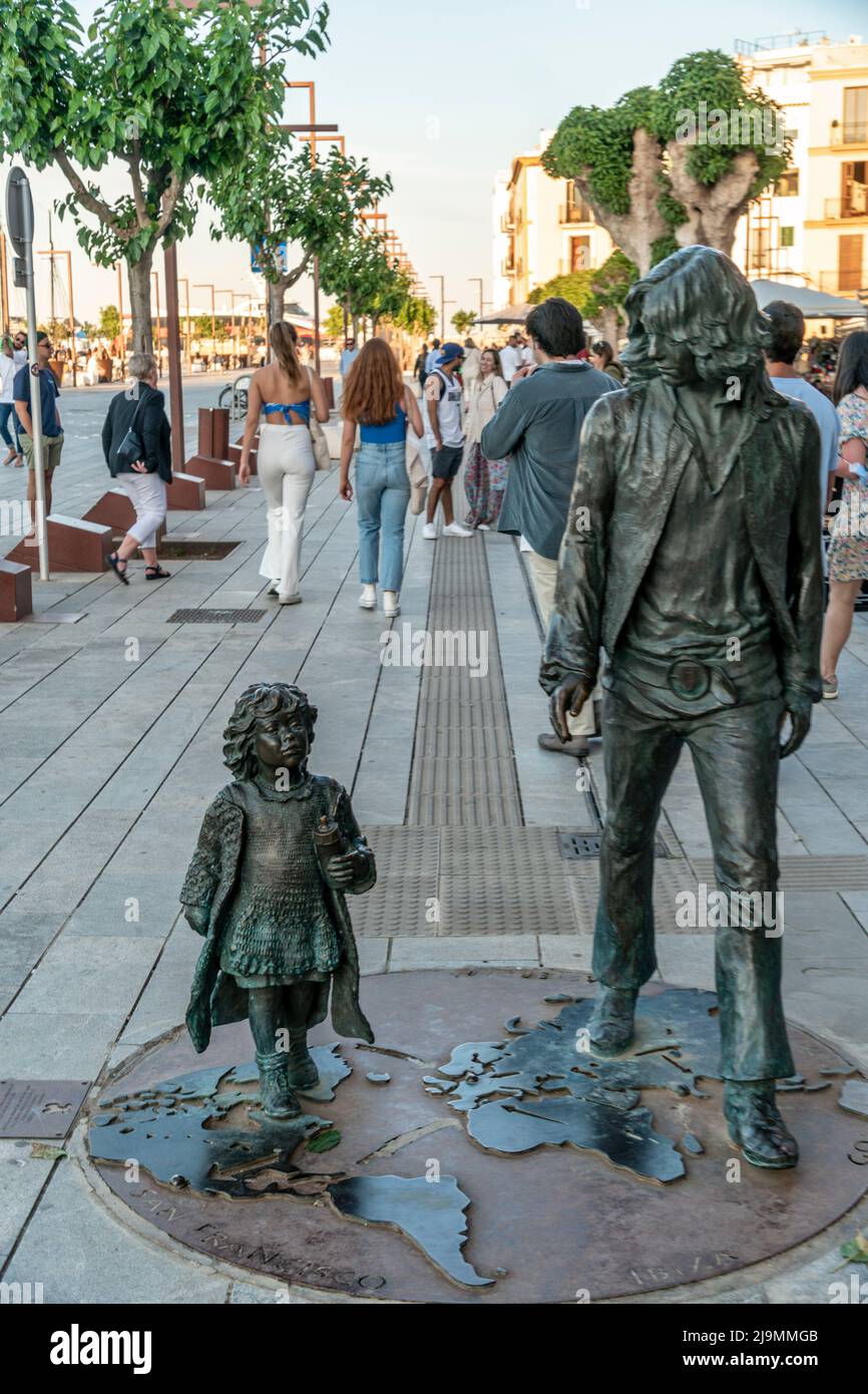 Hippie Statue von dem katalanischen Architekten Ció Abellí im Hafen von Ibiza-Stadt. Geschenk des Gründers der Pacha Gruppe Ricardo Urgell an die Stad Stock Photo